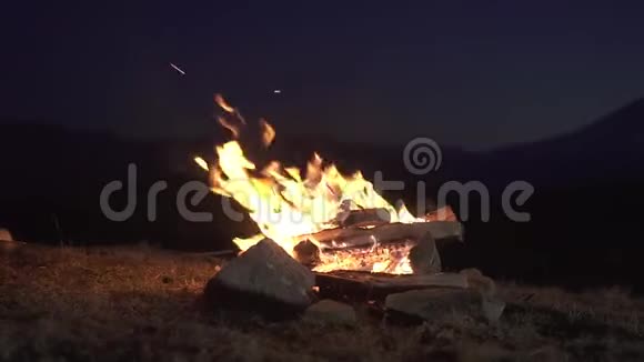 晚上在山上生火慢点视频的预览图