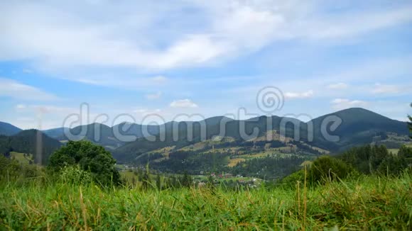 有森林的山美丽蓝天伴云的自然延时景观视频的预览图