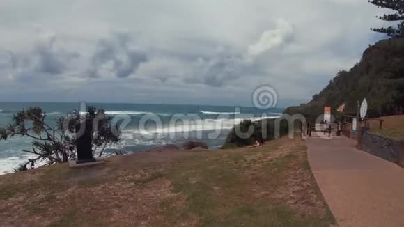 伯利岬海景步行道黄金海岸海景草滩视频的预览图
