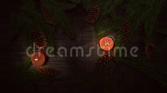 动画特写圣诞蜡烛和树木背景上的绿色树枝视频的预览图