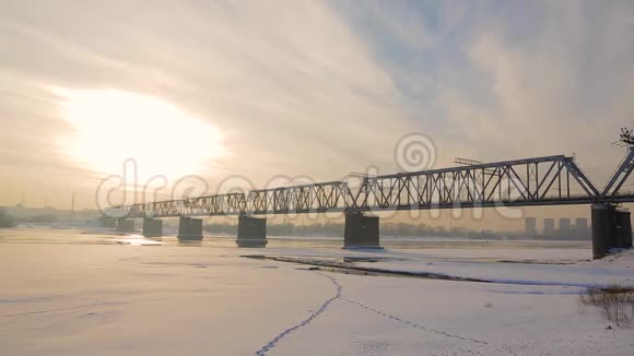 铁路大桥过江视频的预览图