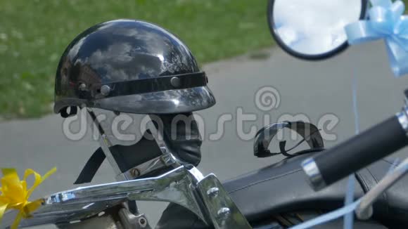 停放摩托车和头盔视频的预览图