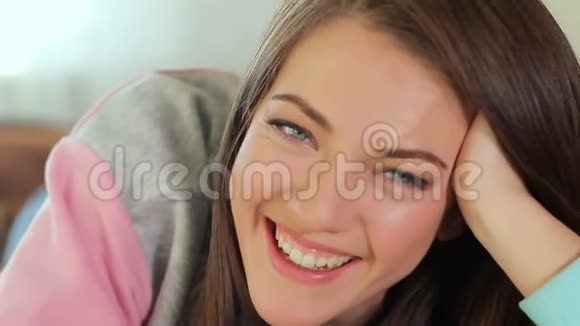 一个非常漂亮的深褐色头发的蓝眼睛看着相机兴高采烈地笑着视频的预览图