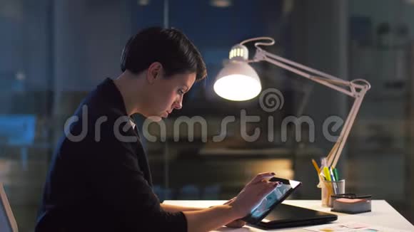 拥有平板电脑的Ui设计师在夜间办公视频的预览图