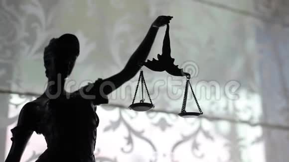 具有权重宏视频网格的正义雕像视频的预览图