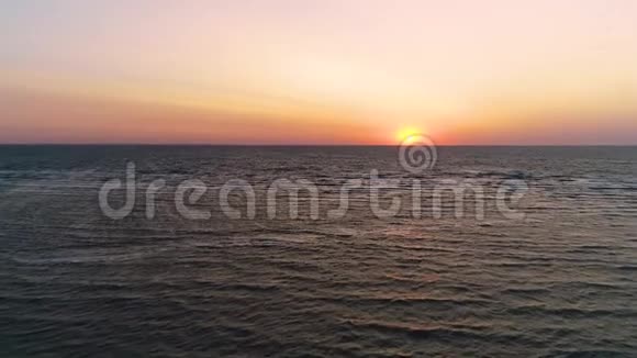 海上多汁日落空中拍摄平静背景视频的预览图