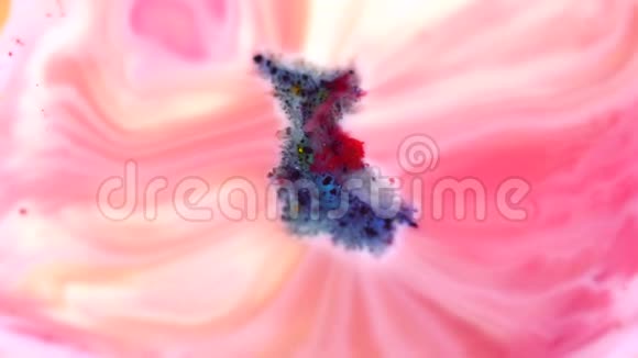 色彩鲜艳的背景乳白色的物质和明亮的干燥油墨浮动珊瑚污渍彩色干粉的俯视图视频的预览图