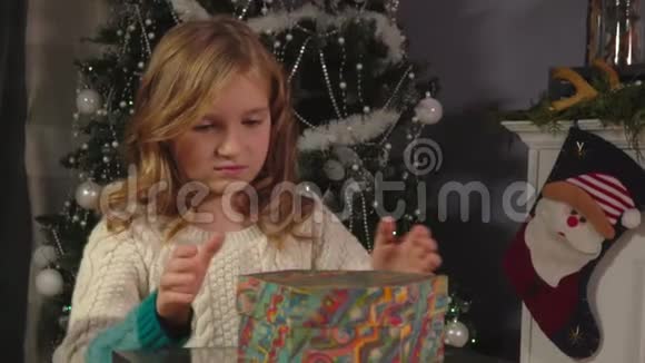 女孩打开盒子带礼物视频的预览图