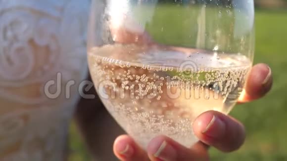 将起泡酒杯从瓶中倒入透明酒杯特写镜头一对恩爱夫妻的团队合作视频的预览图