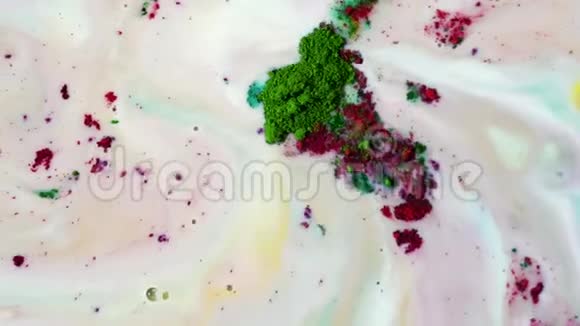 奇妙的彩色背景的干油墨漂浮在液体白色物质的表面俯视绿色和紫色视频的预览图
