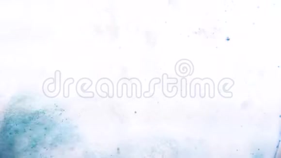 蓝色干油墨落在清水中着色侧视油漆粉末混合清水在白色视频的预览图