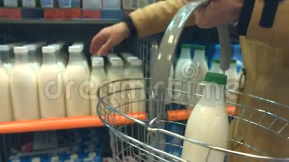 店里货架上装瓶牛奶视频的预览图
