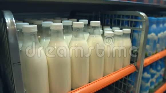 店里货架上装瓶牛奶视频的预览图