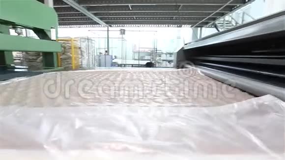 床垫真空包装机床垫真空包装机床垫制造机生产车间视频的预览图