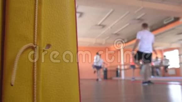 在一个现代化的健身中心里和白种人一起上课在健身房里集体运动以增强肌肉和输球视频的预览图