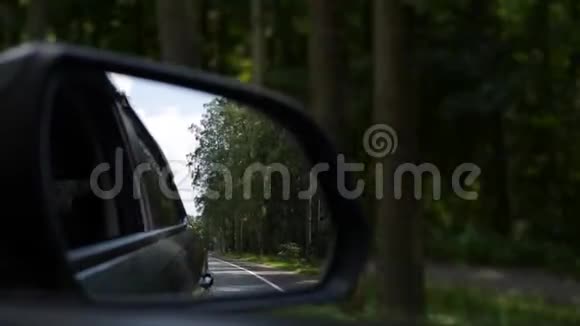 当汽车在乡村道路上行驶时可以看到后视镜4K视频的预览图