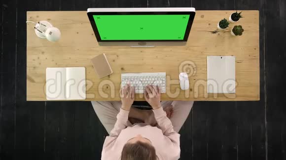 漂亮的办公室女工坐在办公桌前工作绿色屏幕模拟显示视频的预览图