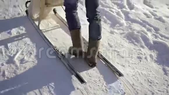 奔跑的人滑着雪橇视频的预览图