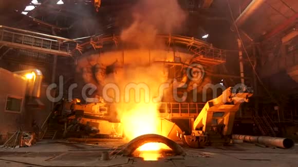 冶金厂生产铜危险作业理念库存录像巨大工业中的熔融金属视频的预览图