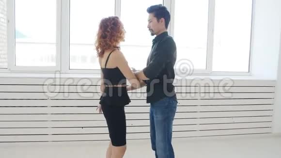 年轻夫妇在室内的舞蹈课上跳舞跳komba或bachata或semba视频的预览图