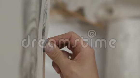 人手用橡皮擦擦画视频的预览图
