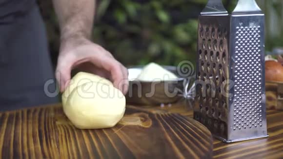 厨师用刀切奶酪在木桌上切新鲜奶酪做食品准备原料视频的预览图