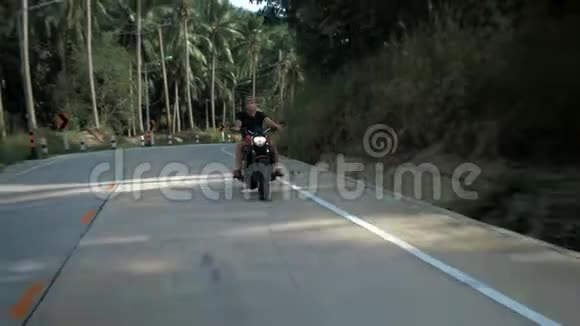 带头盔的年轻人骑着橙色摩托车稳定射击视频的预览图