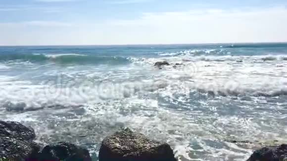 波浪撞击岩石在岩石上破碎视频的预览图