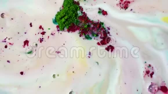 奇妙的彩色背景的干油墨漂浮在液体白色物质的表面俯视绿色和紫色视频的预览图