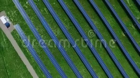 太阳站的光伏组件利用可再生能源的生态发电厂视频的预览图