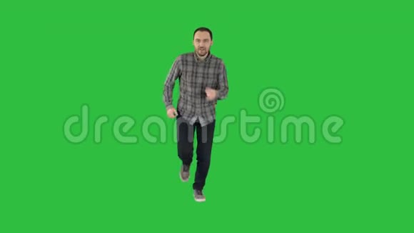 年轻人在绿色屏幕上奔跑Chroma键视频的预览图