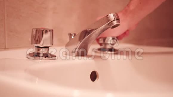 很多拇指从敞开的浴室水龙头向下流淌视频的预览图