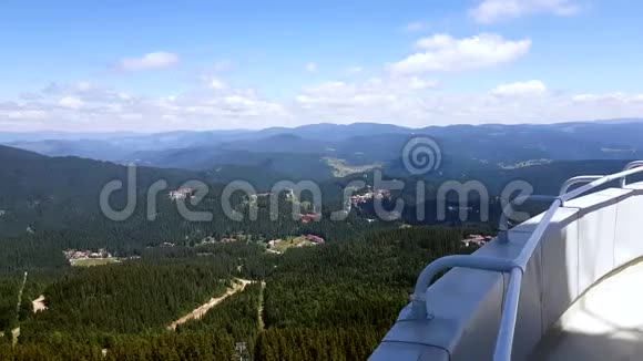 在夏季从位于保加利亚罗多普山的斯内赞卡塔上鸟瞰视频的预览图