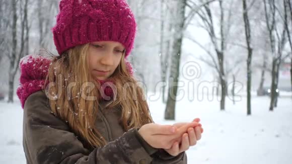 女孩在抓雪花视频的预览图
