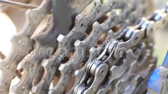 用水清洗自行车链条和链轮视频的预览图