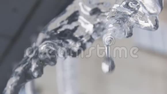 解冻美丽的冰柱与水滴下降自然在春天时期股票泡沫冰柱融化视频的预览图