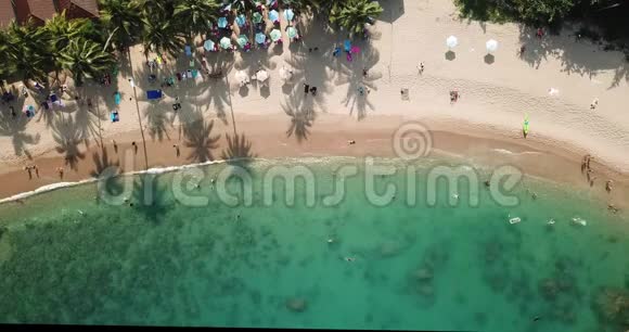 泰国苏梅岛珊瑚湾海滩俯视图视频的预览图