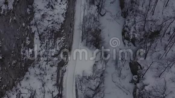 有着雪域河谷的冬山镜头视频的预览图