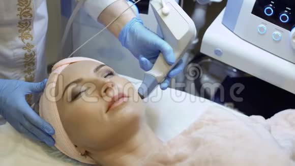 治疗师制作面部皮肤射频提升手术视频的预览图