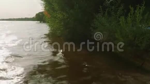 河水从河岸上涌出视频的预览图