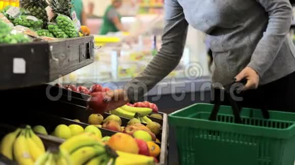 女人在超市买水果视频的预览图
