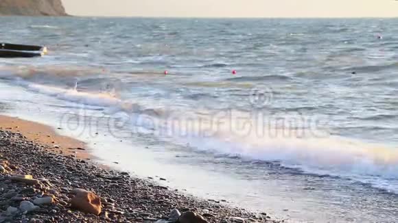 海浪带着沙砾溅起海岸视频的预览图