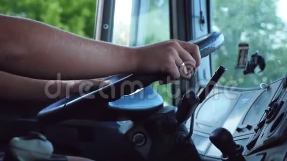 无法辨认的人手握方向盘在温暖的夏日在乡间道路上驾驶汽车卡车司机视频的预览图