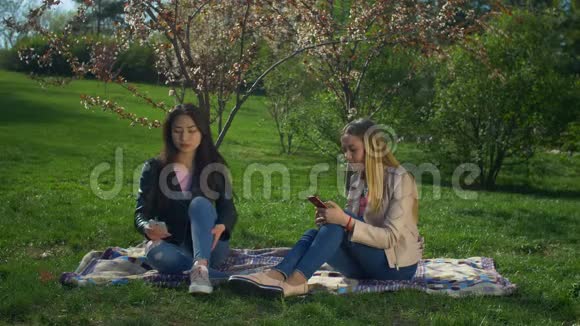 不同的女孩在春天公园里休闲视频的预览图