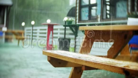 夏雨中的街头咖啡馆视频的预览图