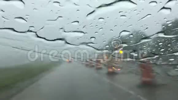 恶劣天气在高速公路上行驶视频的预览图