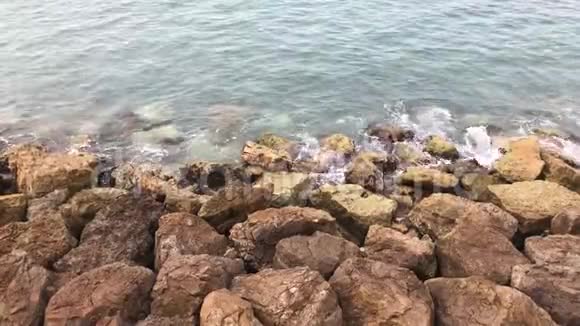 强烈的波浪溅在石头上海浪撞击岩石海岸海洋溅到岩石上视频的预览图