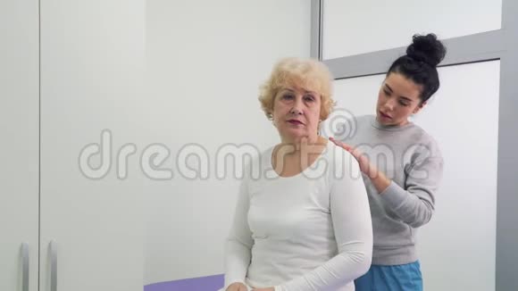 老年妇女向医生抱怨下背部疼痛视频的预览图