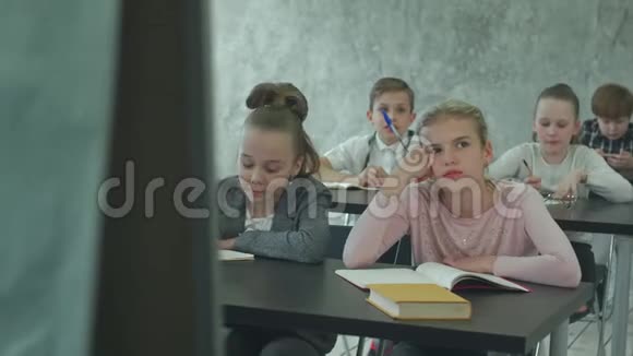 上课不高兴的女学生听老师讲课视频的预览图