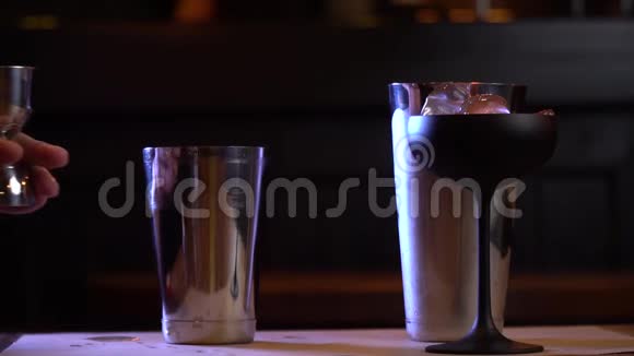 巴曼把一杯饮料倒入搅拌杯中关上视频的预览图
